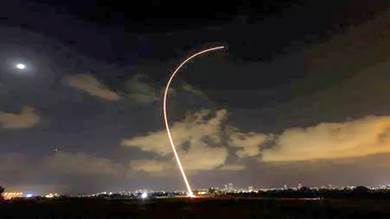 صاروخ ينطلق من قطاع غزة باتجاه إسرائيل بالقرب من أشدود في إسرائيل 